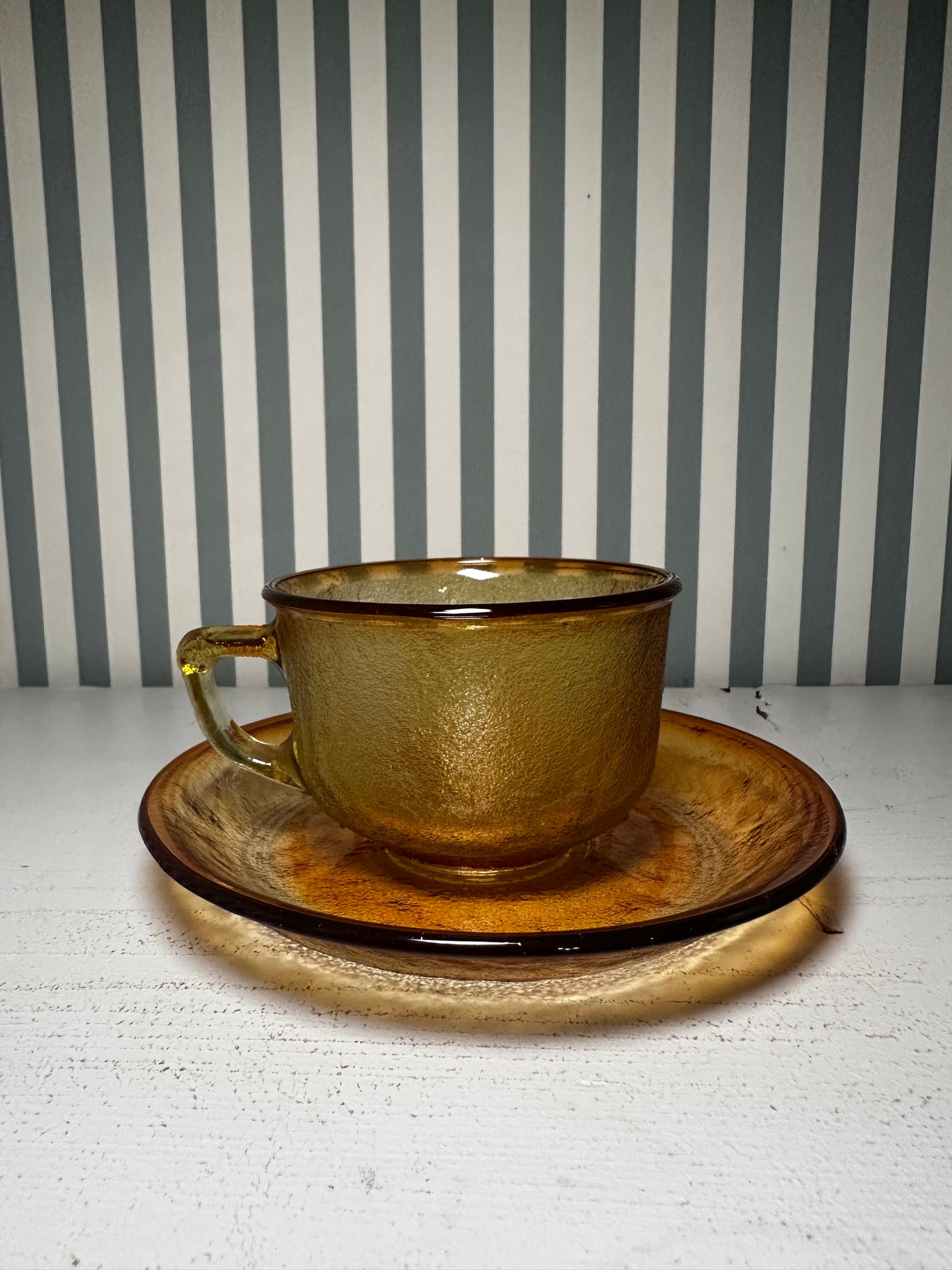 Tasse et sous-tasse en verre ambré - produit chiné