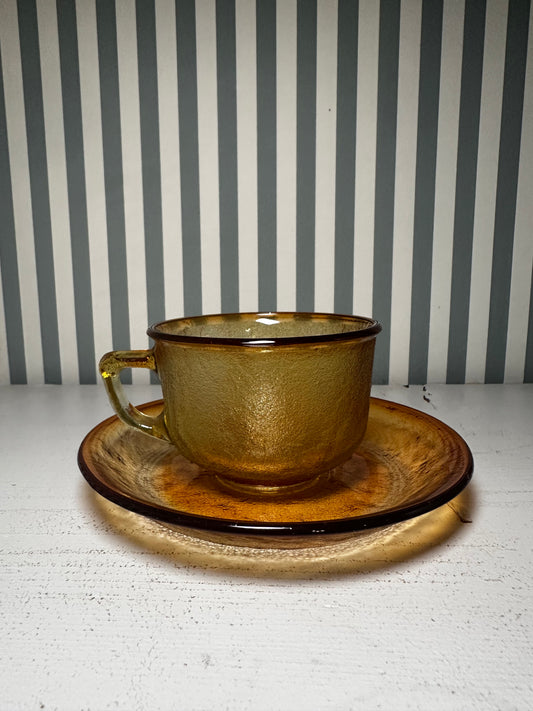 Tasse et sous-tasse en verre ambré - produit chiné