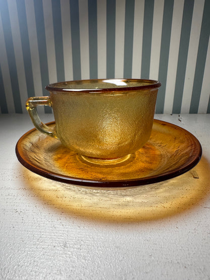 Tasse et sous-tasse en verre ambré - produit chiné