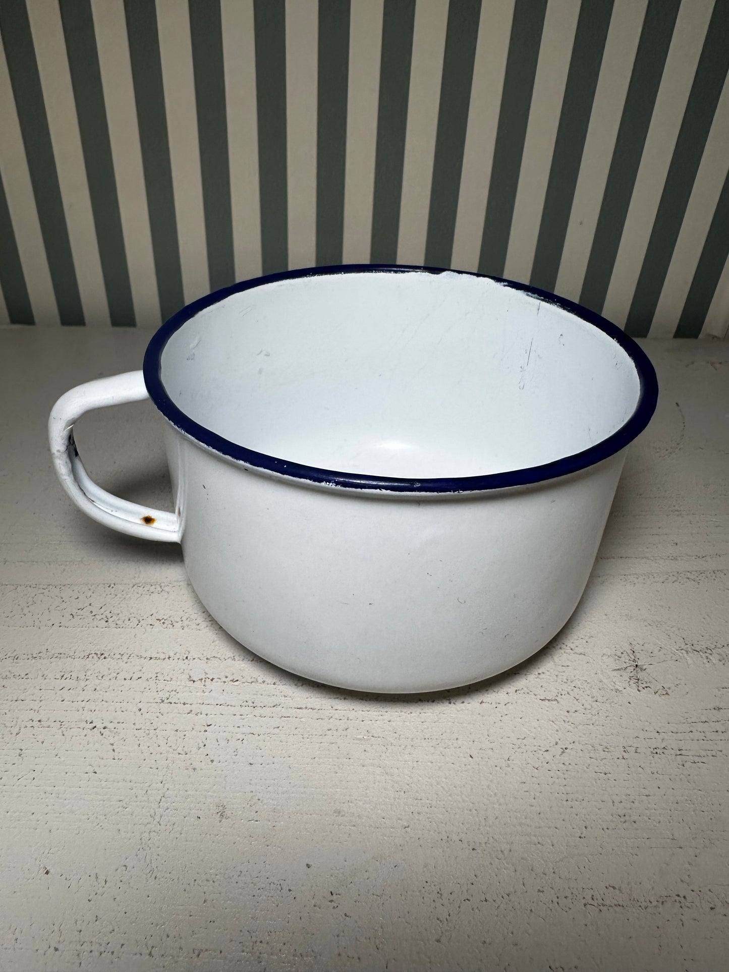 Petit bol en tôle émaillée  - produit chiné