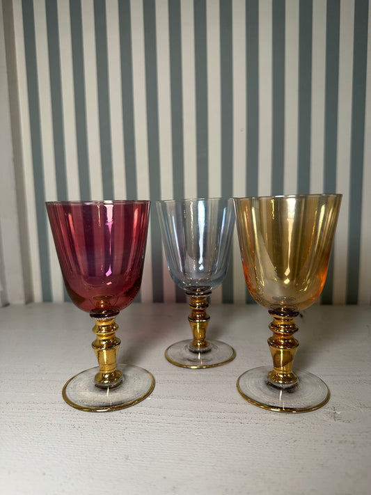 Trio de verres colorés sur pied doré - produits chinés