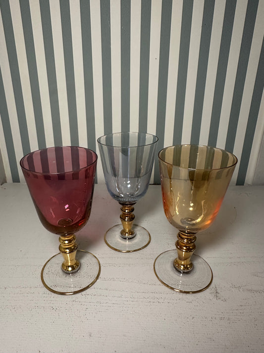 Trio de verres colorés sur pied doré - produits chinés
