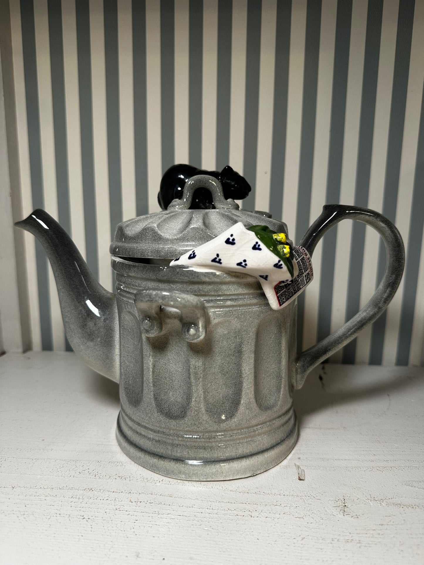 Théière “Poubelle” vintage - produit chiné