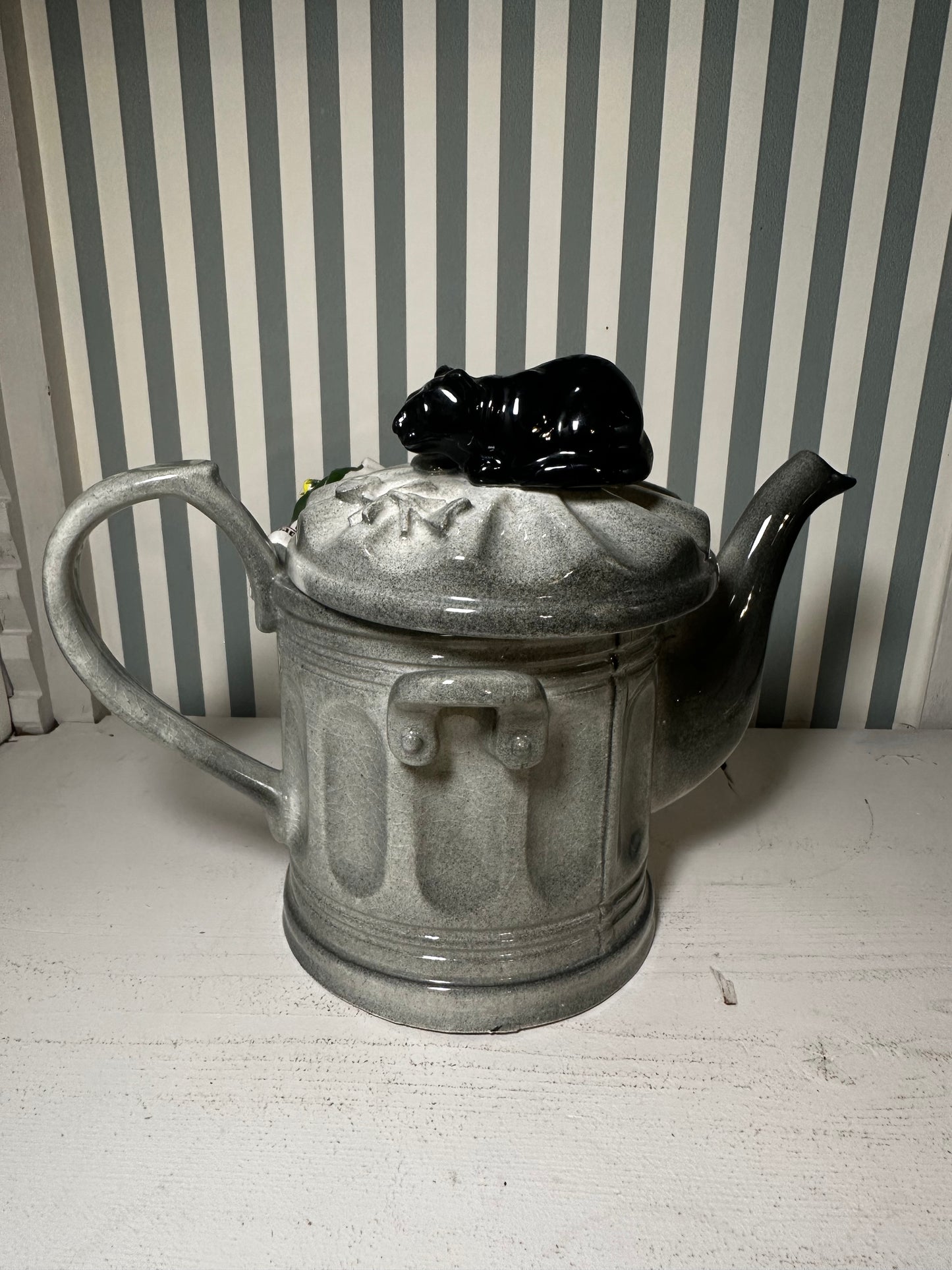 Théière “Poubelle” vintage - produit chiné