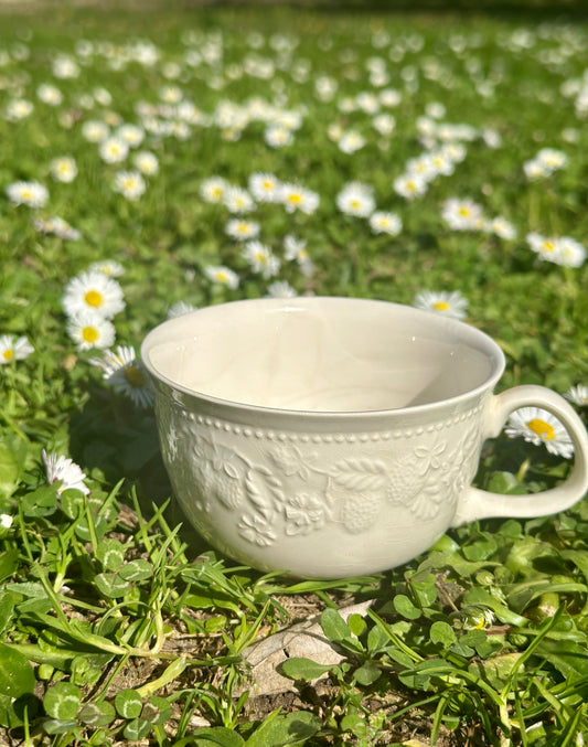 Grande tasse à relief fraises - produit chiné