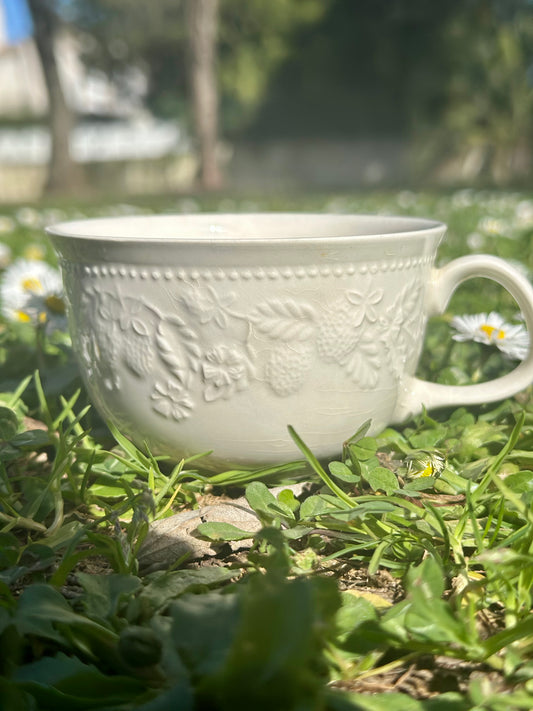 Grande tasse à relief fraises - produit chiné