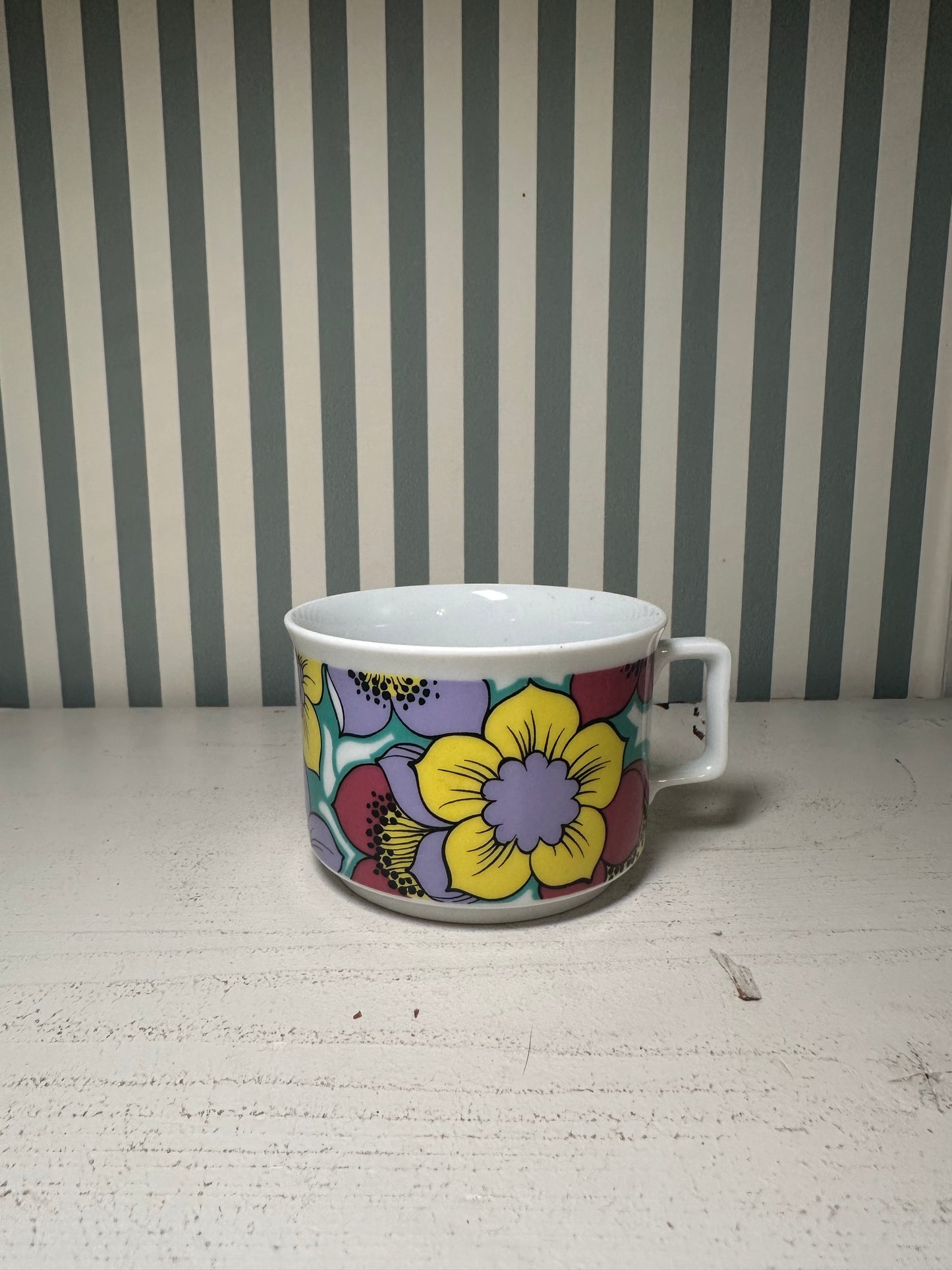 Petite tasse rétro fleurie - produit chiné