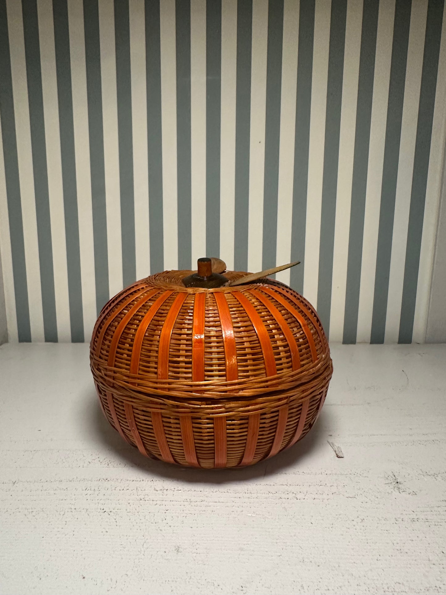 Boîte pomme en osier - produit chiné