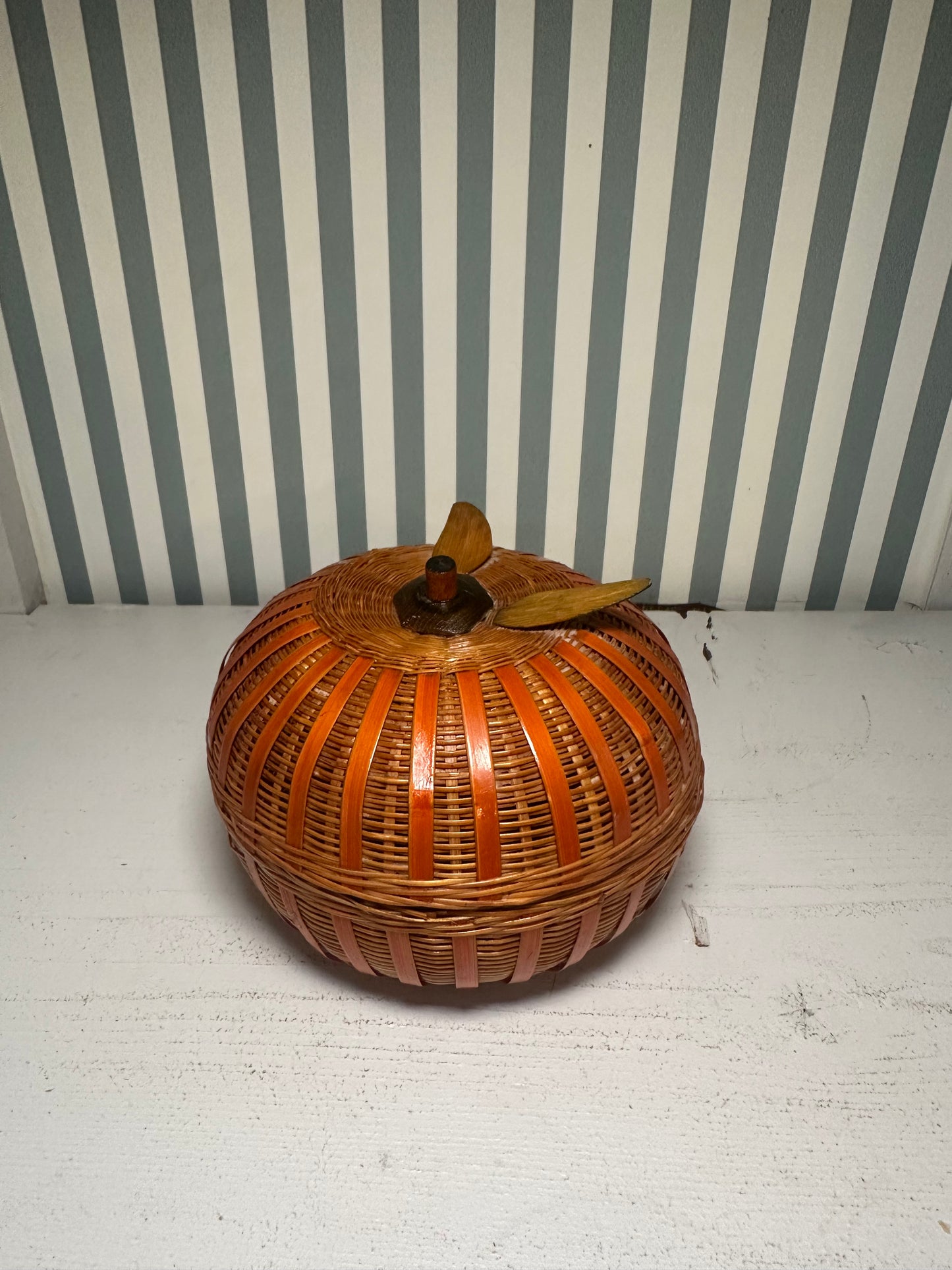 Boîte pomme en osier - produit chiné