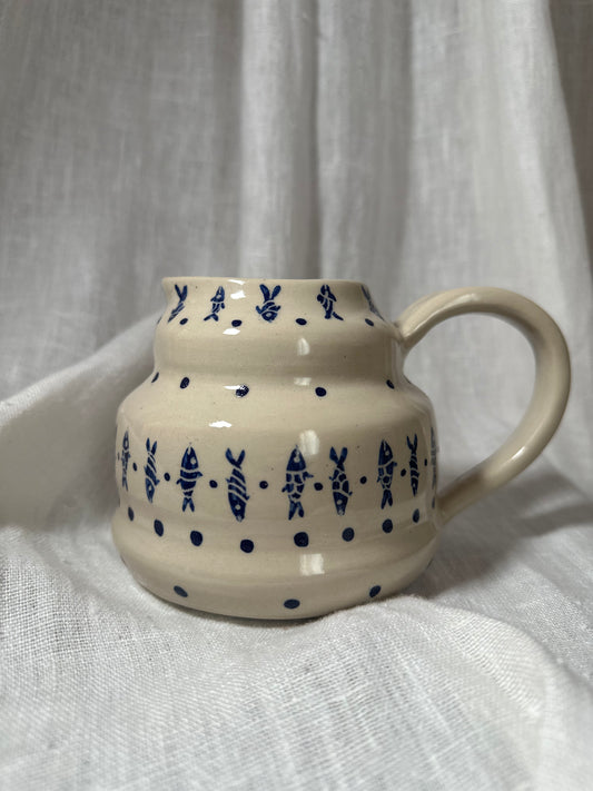 Petit pichet vintage aux poissons bleus - produit chiné