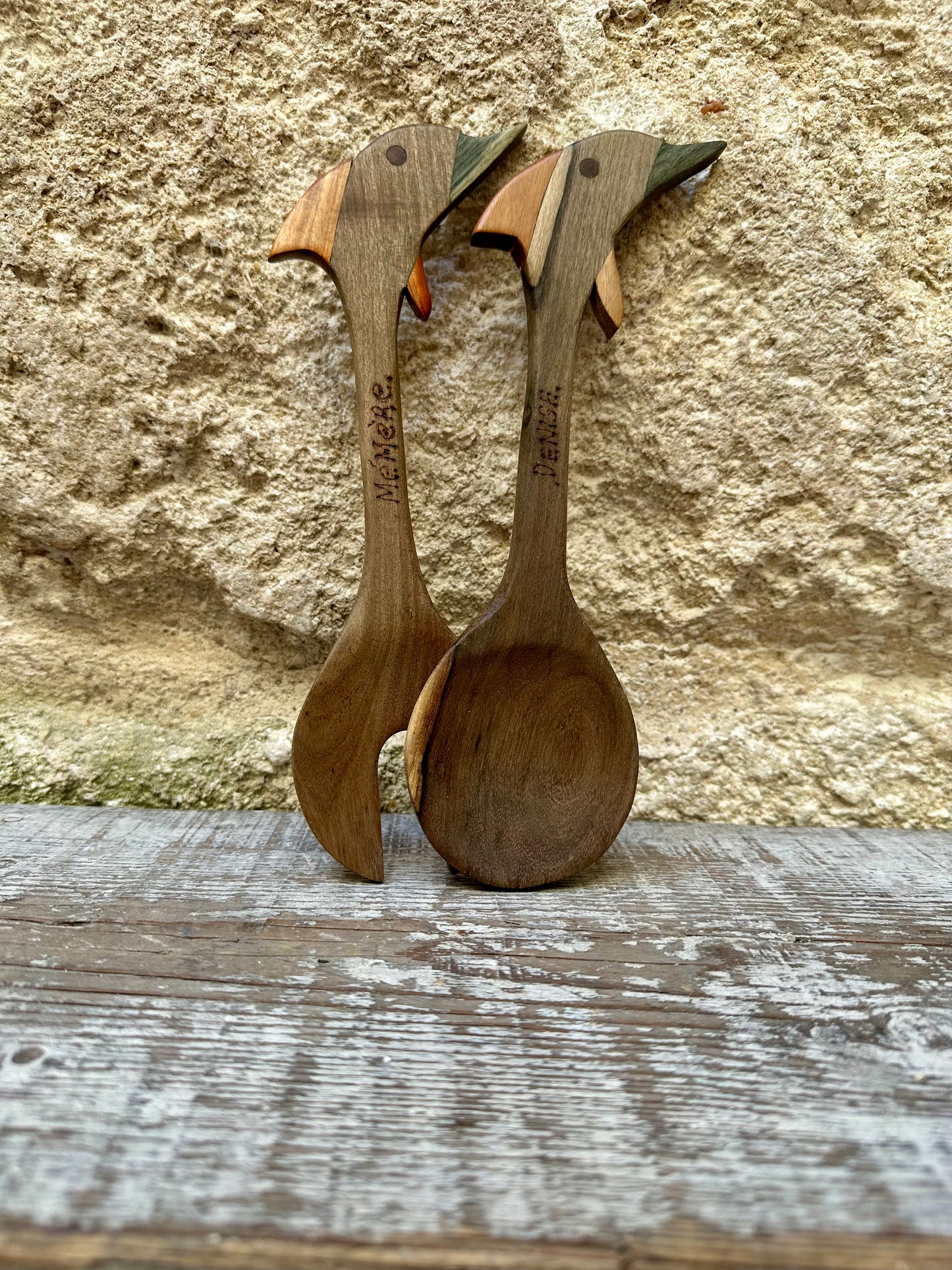 Couverts à salade dauphins gravés “Mémère Denise” - produits chinés