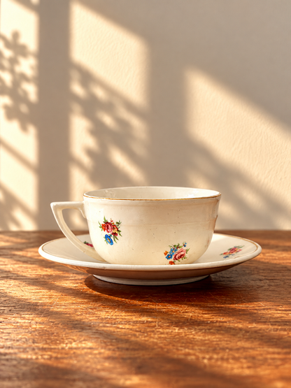 Tasse à café fleurie et soucoupe - produits chinés