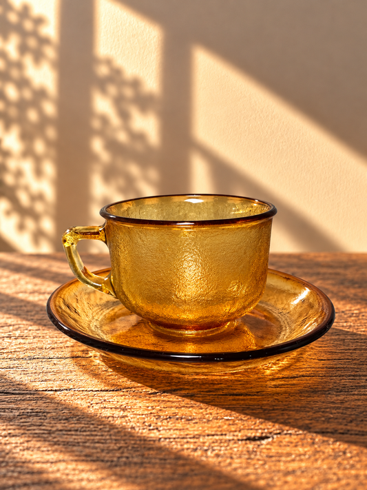 Tasse et sous-tasse en verre ambré - produit chiné