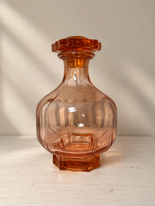 Carafe vintage en verre rosé avec bouchon - produit chiné