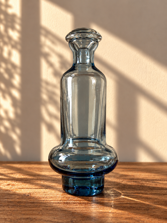 Carafe en verre bleuté avec bouchon - produit chiné